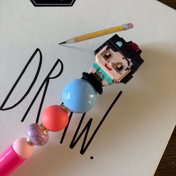 Disney Doorables: Wreak in Ralph: Vanellope von Schweetz handmade beaded pen - Picture 1 of 3